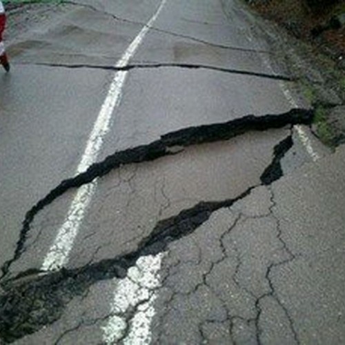 (فیلم) خالی شدن ناگهانی زمین زیر پای دو عابر پیاده