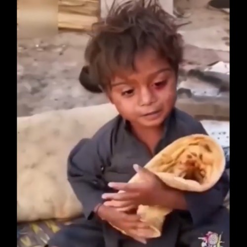 (فیلم) خوشحالی دردناک و تکان دهنده کودک فقیر با دیدن تکه ای نان