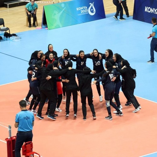 (فیلم) خوشحالی جالب دختران والیبال ایران در رختکن پس از شکستن طلسم ۵۶ ساله
