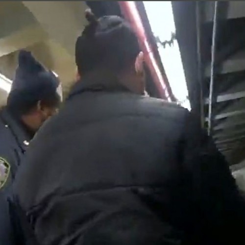 (فیلم) لحظات دلهره آور نجات مردی که روی ریل مترو افتاده بود