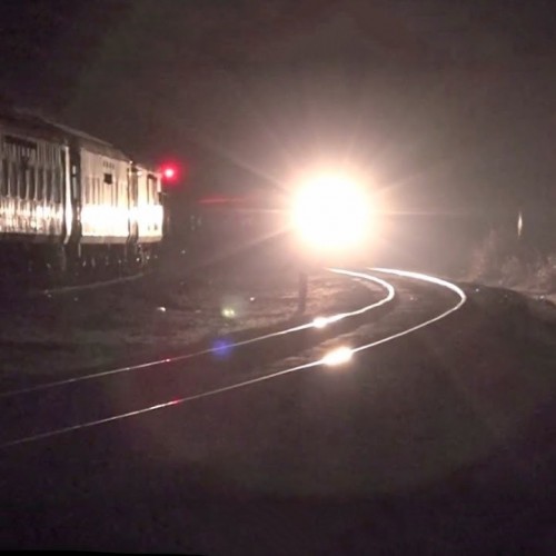 (فیلم) لحظه برخورد قطار با اتومبیلی که روی ریل گیر کرده بود