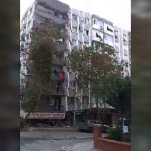 (فیلم) لحظه فرو ریختن یک ساختمان بر اثر زلزله در ازمیر