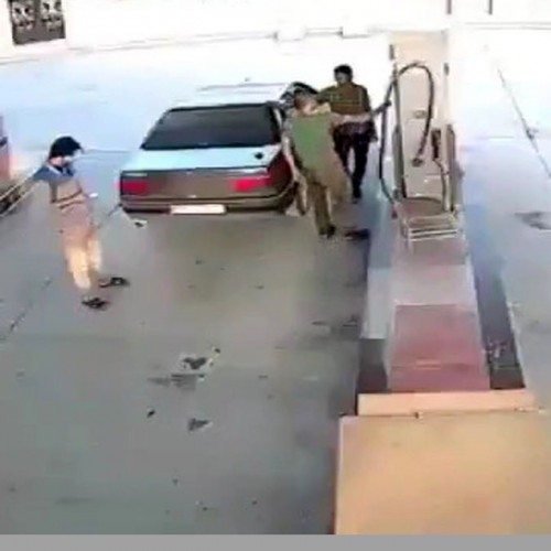 (فیلم) لحظه هولناک آتش گرفتن پژو در پمپ بنزین !