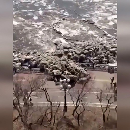 (فیلم) لحظه هولناک سرازیر شدن یخ‌های یک رودخانه به وسط خیابان
