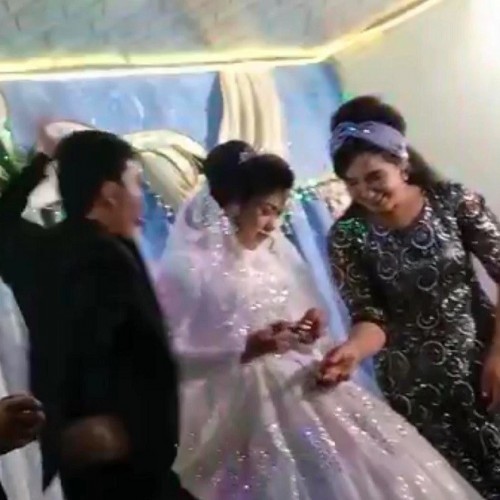 Невеста узбекистан жених. Свадьба в Узбекистане. Узбекская свадьба жених ударил невесту. Жених ударил невесту на свадьбе. Сбежавший жених в Узб.
