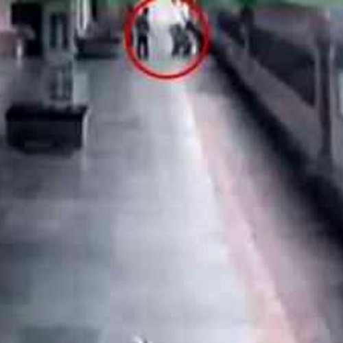 (فیلم) لحظه حیرت انگیز نجات مسافر از زیر قطار