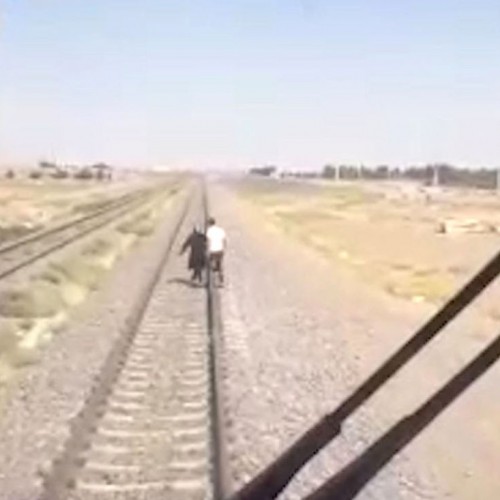 (فیلم) لحظه خودکشی یک زن جوان روی ریل قطار قزوین