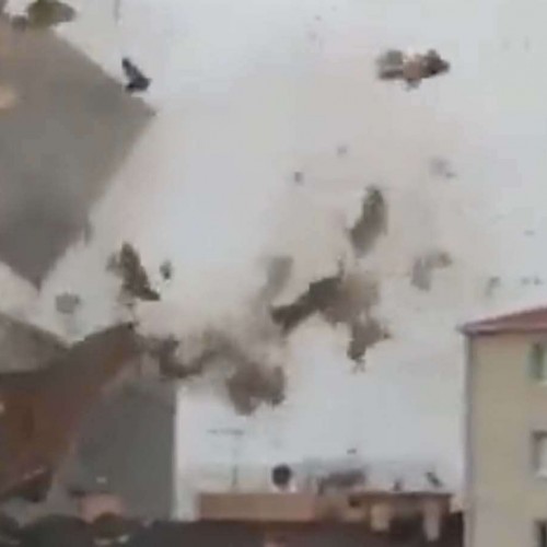 (فیلم) لحظه ریزش ساختمان روی عابران پیاده