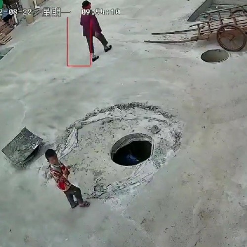 (فیلم) لحظه سقوط یک کودک در چاه