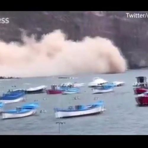 (فیلم) لحظه وحشتناک ریزش صخره مقابل چشمان توریست‌ها