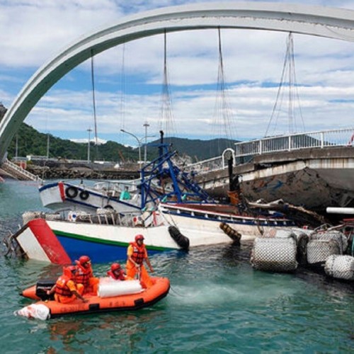 (فیلم) لحظه وحشتناک سقوط خودروها در رودخانه در پی ریزش پل در تایوان