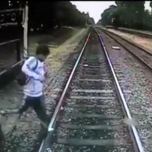 (فیلم) لحظه وحشتناک زیرگرفتن پسر جوان توسط قطار