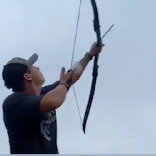 (فیلم) مهارت خیره کننده یک تیرانداز حرفه ای