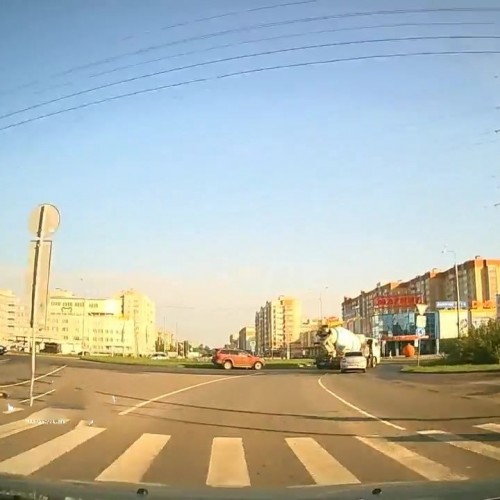 (فیلم) مهارت راننده تراکتور در توقف به موقع خودرو