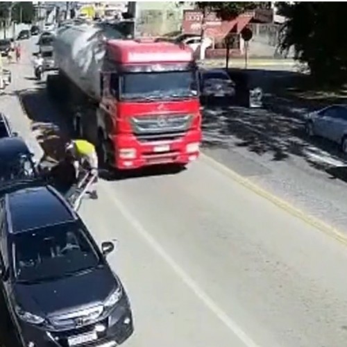 (فیلم) موتورسوار با بی‌احتیاطی راننده خودرو زیر تریلی رفت!