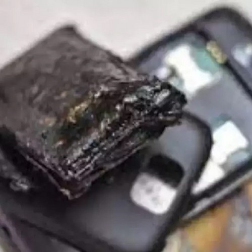 (فیلم) نابود کردن موبایل دانش آموزان خاطی توسط کادر مدرسه