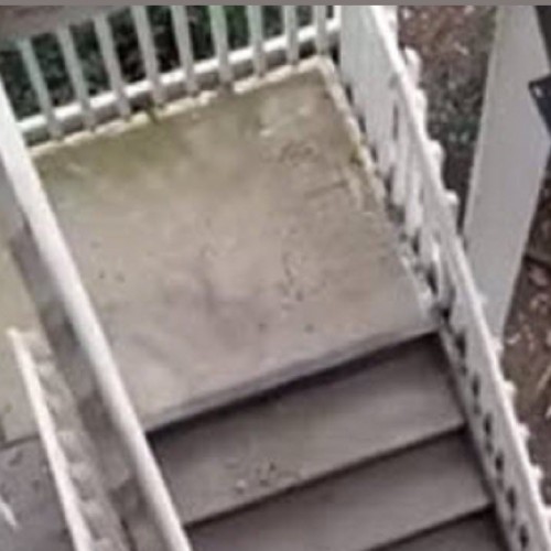 (فیلم) ناپدید شدن مرموز شبانه پله های یک خانه
