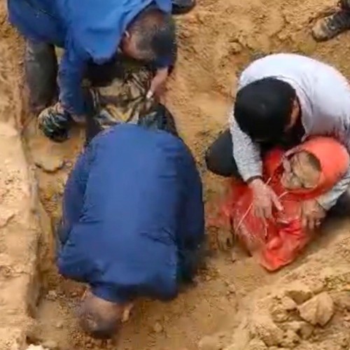(فیلم) نجات دو کودک بازیگوش از زیر خروارها خاک