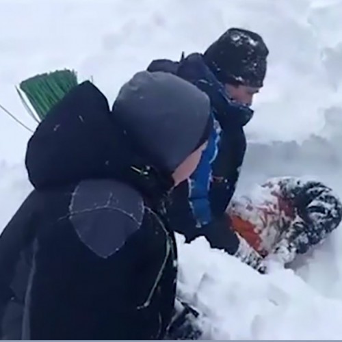 (فیلم) نجات یک پسربچه ۱۵ ساله از زیر برف
