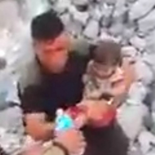 (فیلم) نجات معجزه آسای یک کودک خردسال از زیر آوار