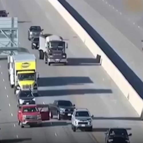 (فیلم) نجات سرنشینان یک خودرو پس از برخورد شدید کامیون