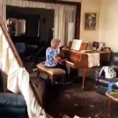 (فیلم) پیانو زدن یک زن در خانه تخریب شده‌اش بر اثر انفجارهای بندر بیروت