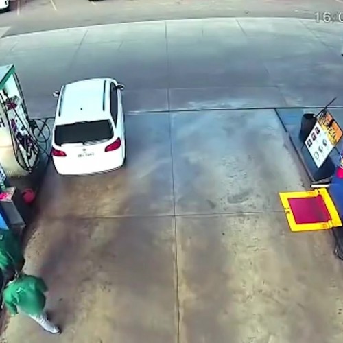 (فیلم) راننده فراموشکار پمپ بنزین را به آتش کشید