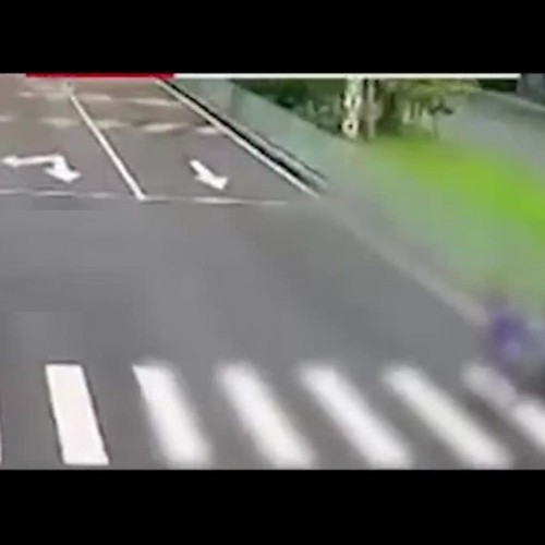 (فیلم) راننده‌ای که با سرعت جنون آمیز، عابر پیاده را ۲۰ متر به هوا پرتاب کرد!