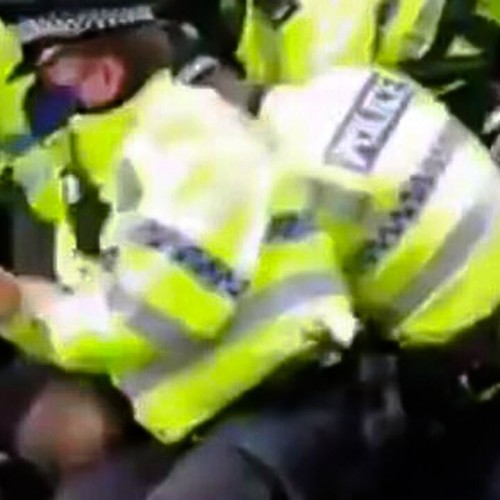 (فیلم) رفتار خشونت آمیز پلیس انگلیس با یک مرد جوان