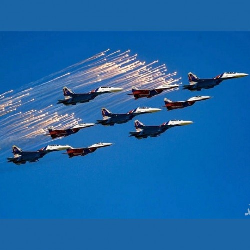 فیلم رژه و بمباران نمایشی جنگنده ها و بالگرد های نیروی هوایی روسیه