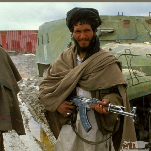 (فیلم) رقص سرباز طالبانی با اسلحه