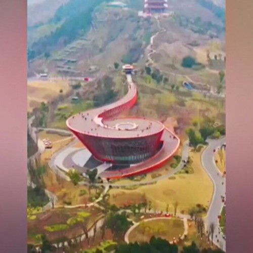 (فیلم) ساختمانی با ظاهر یک حلزون