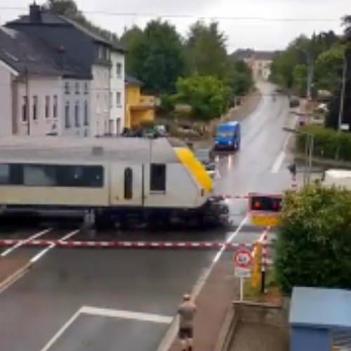 (فیلم) سد کردن مسیر قطار توسط یک خودرو