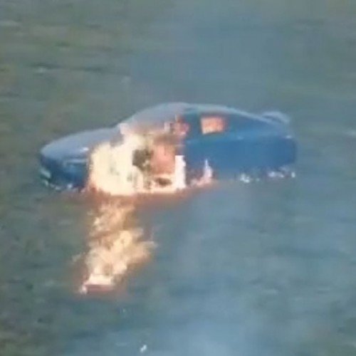 (فیلم) سوزاندن بنز ميلياردي به دليل خدمات پس از فروش ضعيف