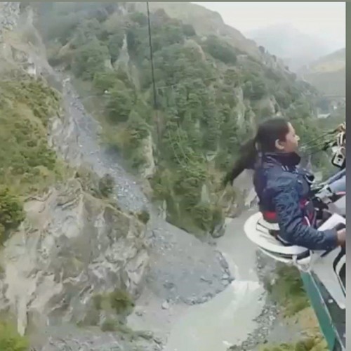 (فیلم) سقوط دختری جوان با صندلی از ارتفاع زیاد