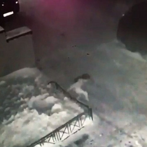(فیلم) سقوط یک دختر از طبقه چهارم ساختمان