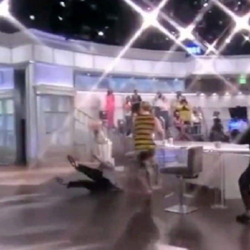(فیلم) سقوط مجری در حال صحبت در برنامه زنده تلویزیونی از صندلی