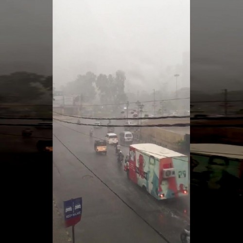 (فیلم) سقوط تابلوی تبلیغاتی روی سر موتورسوار بدشانس