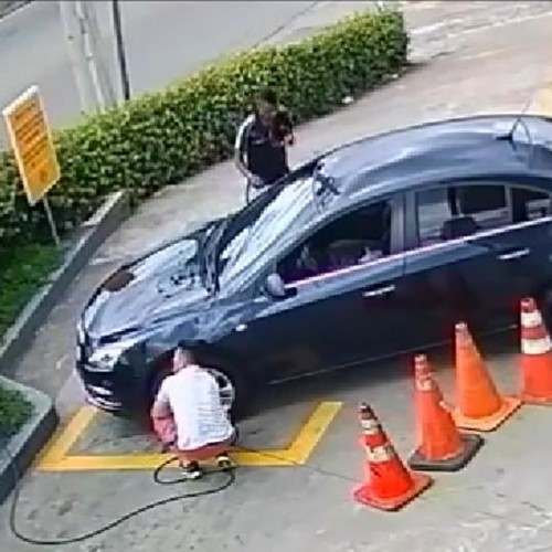 (فیلم) سرقت باورنکردنی کیف پول و موبایل از داخل خودرو