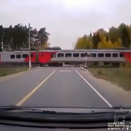 (فیلم) تلاش خسارت بار یک راننده برای پیشی گرفتن از قطار