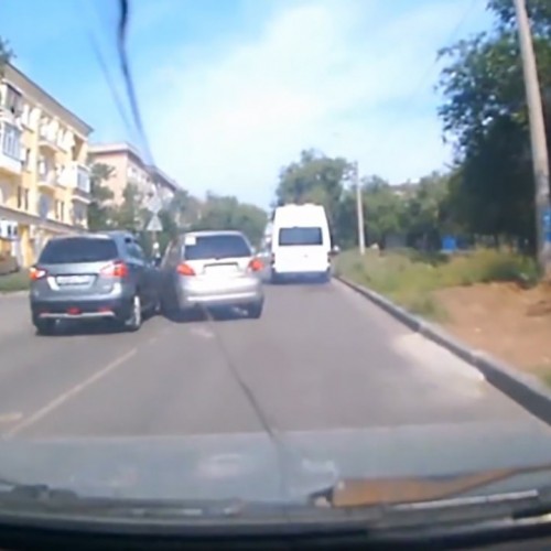 (فیلم) تصادف دو خودرو به دلیل عجله در سبقت گرفتن