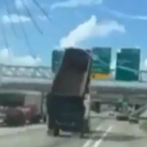 (فیلم) تصادف کامیون با تابلوی بزرگراه