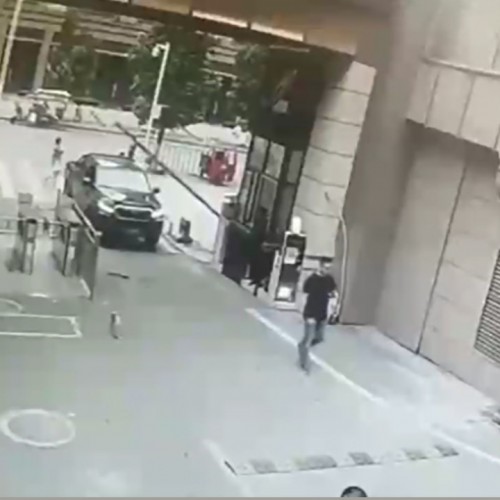 (فیلم) تصادف ماشین یک زن چینی با عابر پیاده