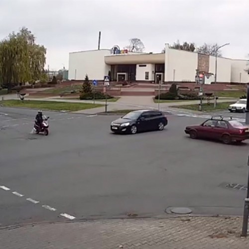 (فیلم) تصادف موتورسیکلت و خودروی سواری در چهارراه