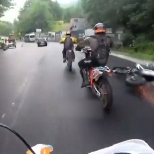 (فیلم) تصادف موتورسوار با اسب در جاده لغزنده