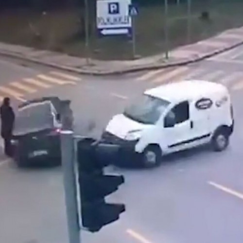 (فیلم) تصادف وحشتناک یک خودرو با دو عابر پیاده
