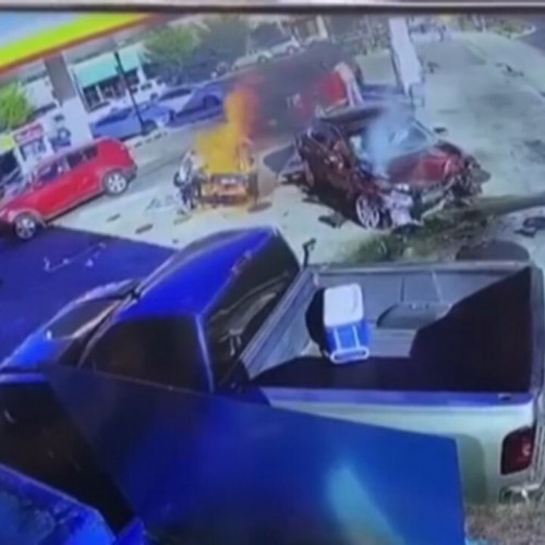 (فیلم) تصادف وحشتناک یک خودرو با پمپ بنزین