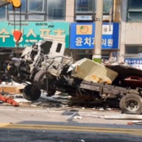 (فیلم) تصادف وحشتناک کامیون در چهارراه به دلیل خواب آلودگی راننده