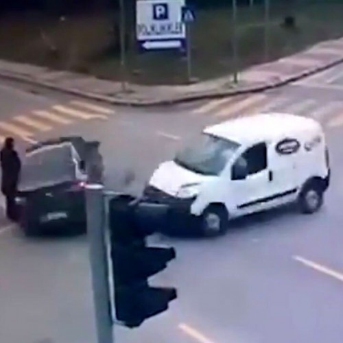 (فیلم) تصادف وحشتناک ماشین با 2 عابر پیاده
