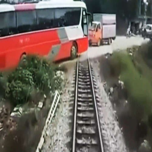 (فیلم) تصادف وحشتناک قطار با اتوبوس دانش آموزان